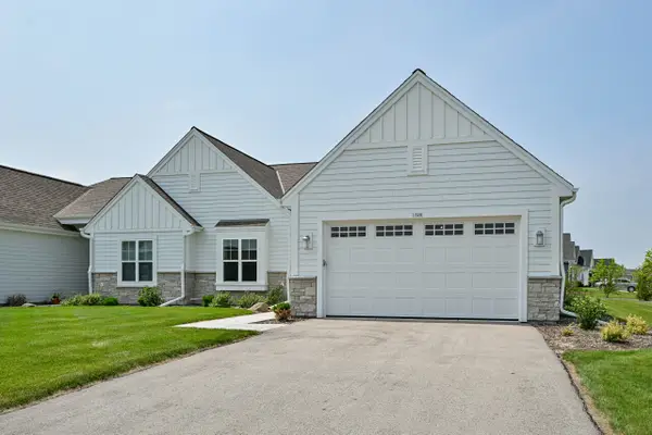 1320 Prairie Creek Cir, Oconomowoc, WI 53066