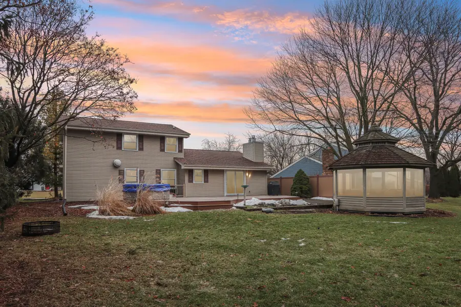 W224N2507 Ridgewood Ln, Pewaukee City, WI 53186 - Image #2