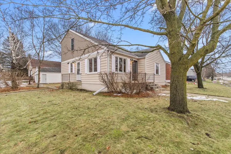 305 S Silverbrook Dr, West Bend, WI 53095 - Image #3