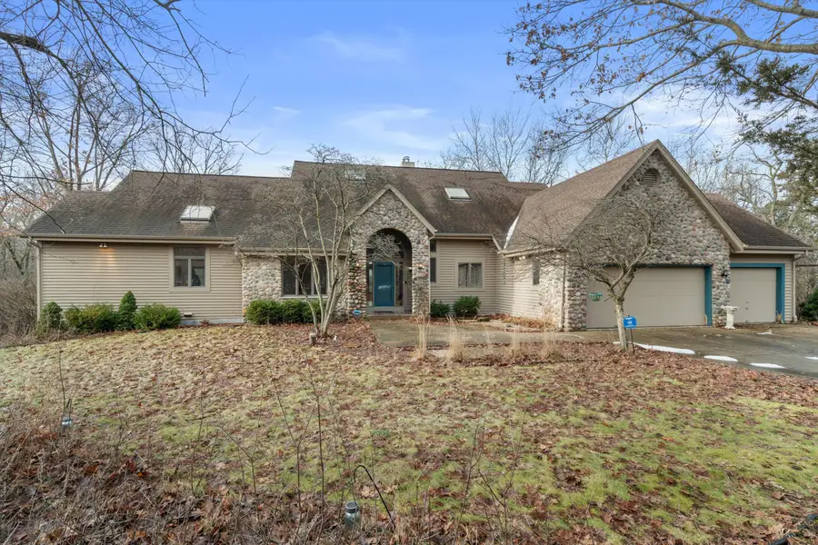 1249 N Lost Woods Rd, Summit, WI 53066 - Image #2