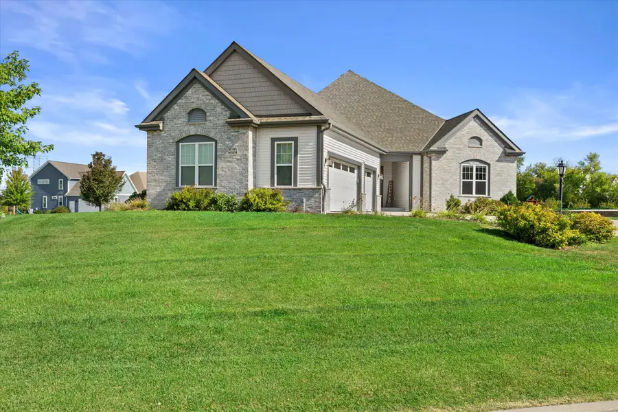 W195N5814 Deer Park Ct, Menomonee Falls, WI 53051 - Image #2