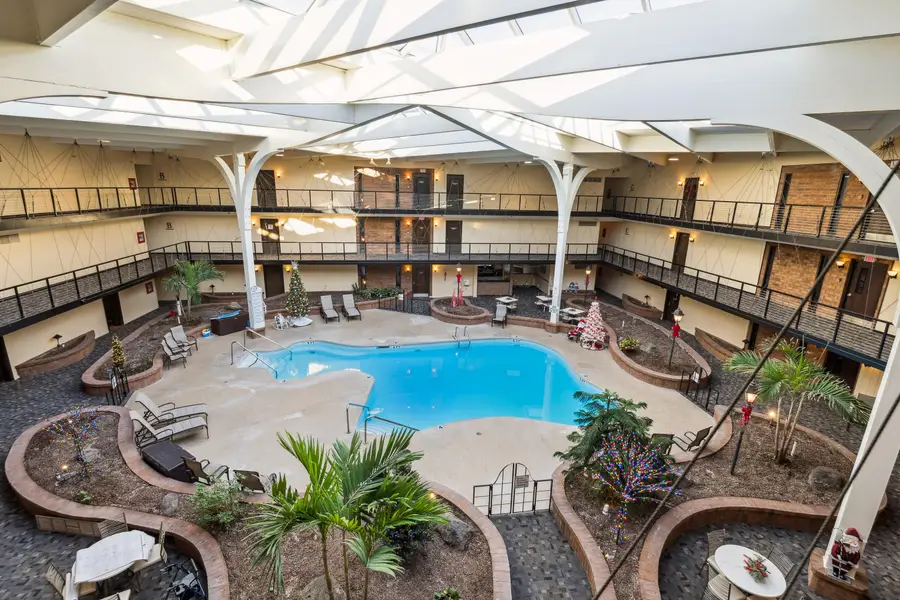 6100 W Stonehedge Dr, Greenfield, WI 53220 - Image #2