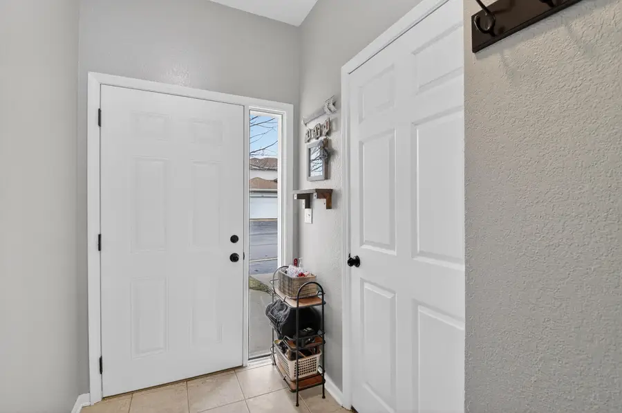 6551 Meadowlands Cir, Pleasant Prairie, WI 53158 - Image #2