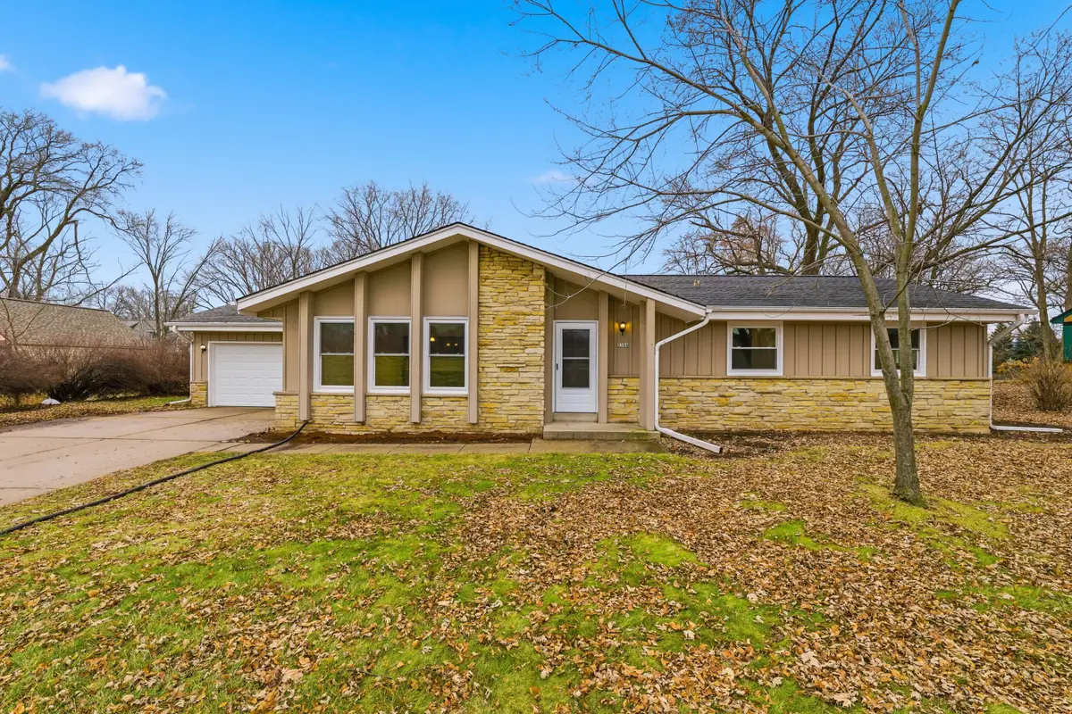 2504 N 112th St, Wauwatosa, WI 53226 - Image #1