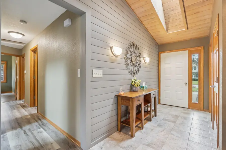 14320 W Fieldpointe Dr, New Berlin, WI 53151 - Image #2