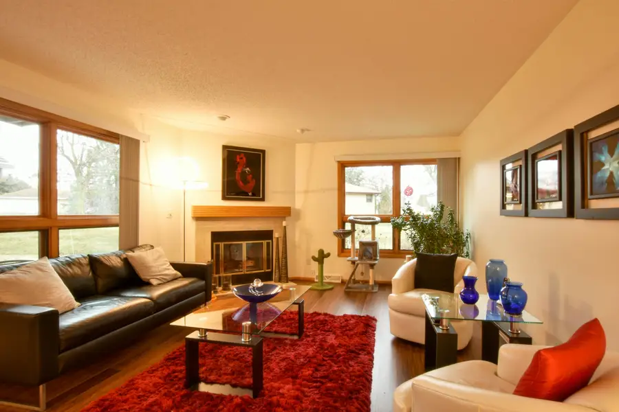 15731 W Brook Dr W, New Berlin, WI 53151 - Image #2