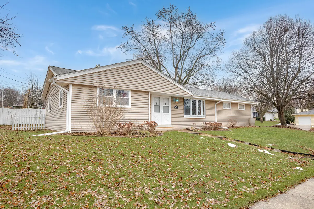 245 Millwood Ln, Waukesha, WI 53188 - Image #1
