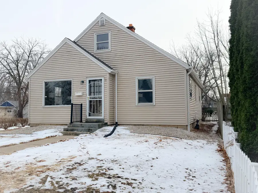 3207 W Oriole Dr, Milwaukee, WI 53209 - Image #2