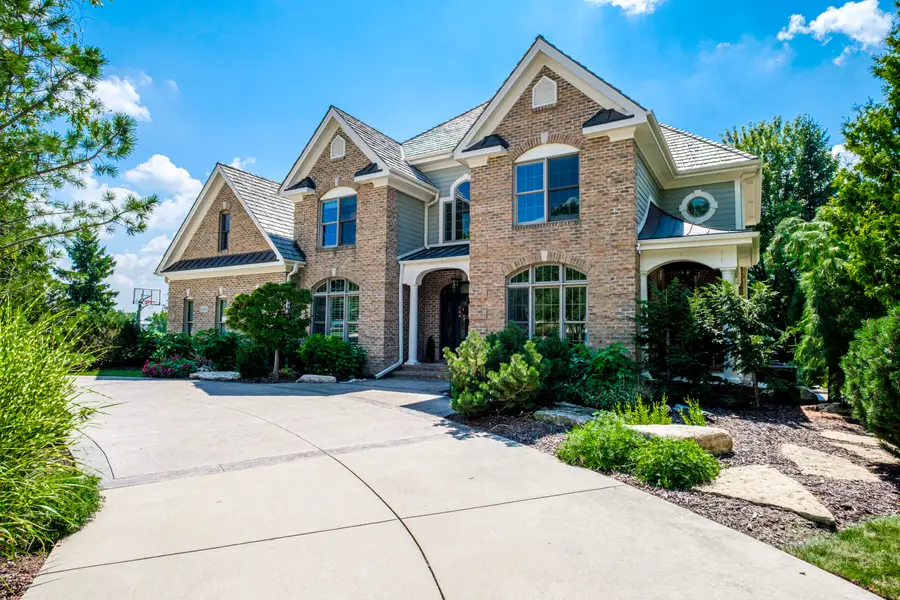 1403 E Bristlecone Dr, Hartland, WI 53029 - Image #2