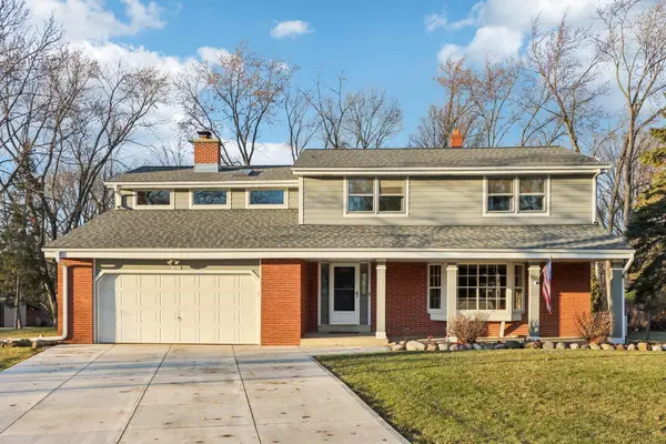 16000 W Monterey Dr, New Berlin, WI 53151