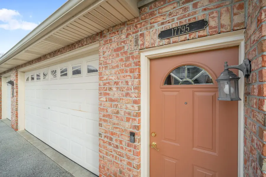 17795 W Jacobs Dr, New Berlin, WI 53146 - Image #2