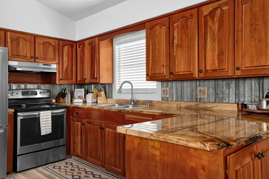 510 Madison St E, Caledonia, MN 55921 - #3