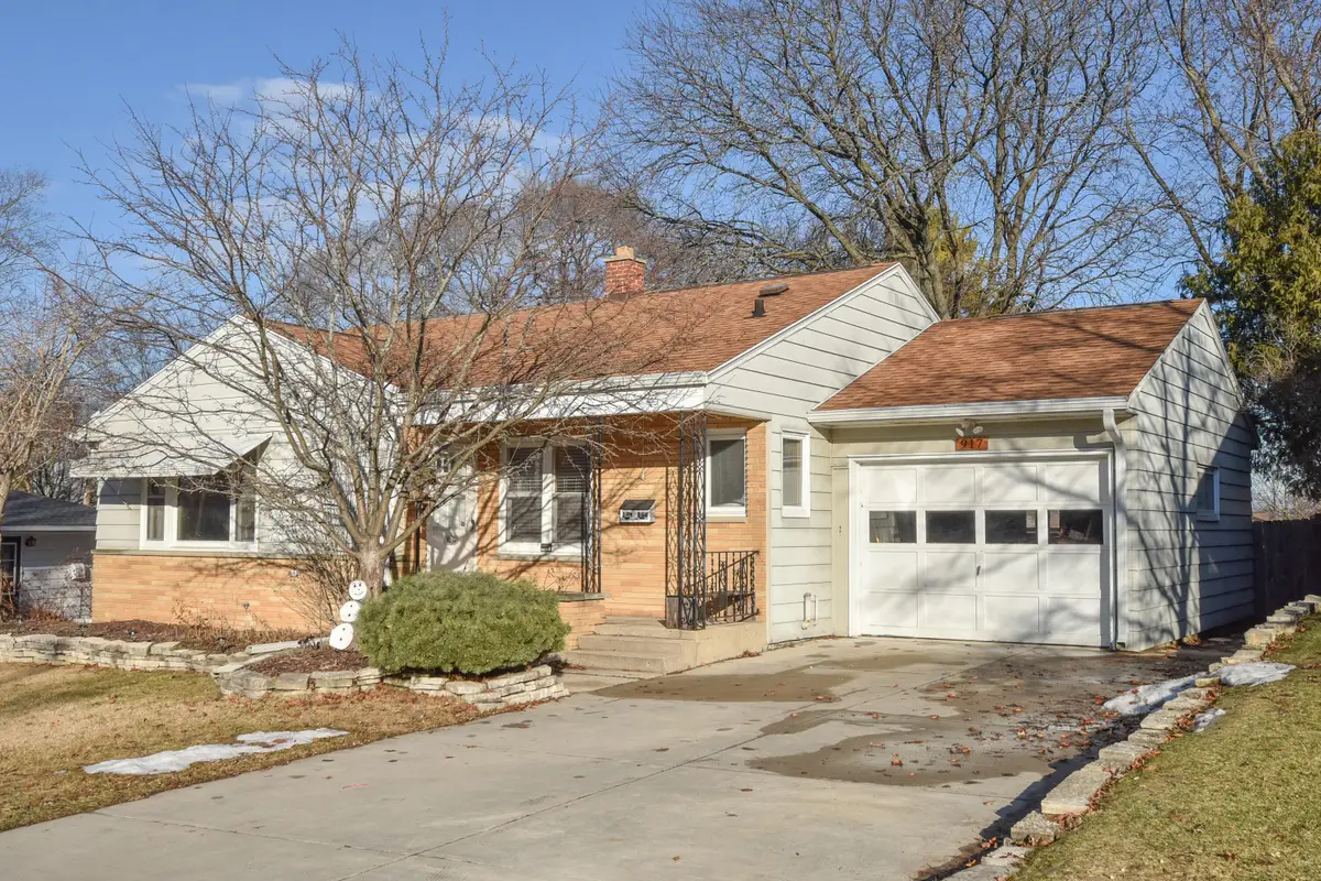 917 Lincoln Dr E, West Bend, WI 53095 - Image #1