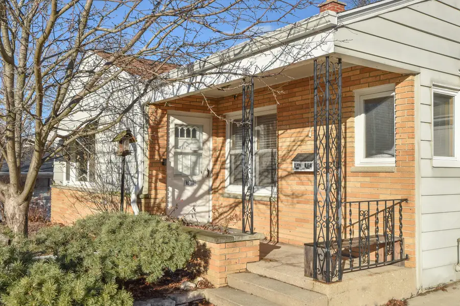 917 Lincoln Dr E, West Bend, WI 53095 - Image #2