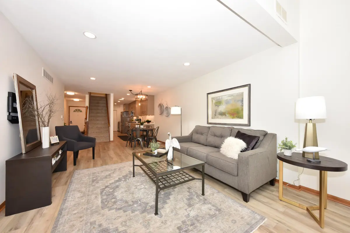 359 Hartford Sq, Hartford, WI 53027 - Image #1