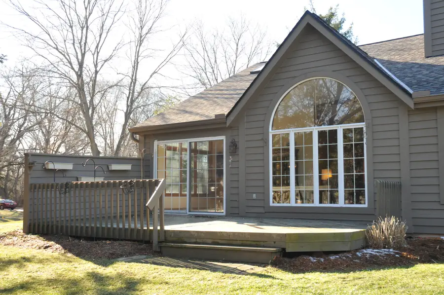 3892 S Oakbrook Dr, Greenfield, WI 53228 - Image #2