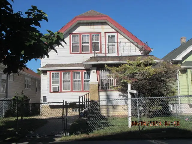 1121 W Finn Pl, Milwaukee, WI 53206 - Image #1