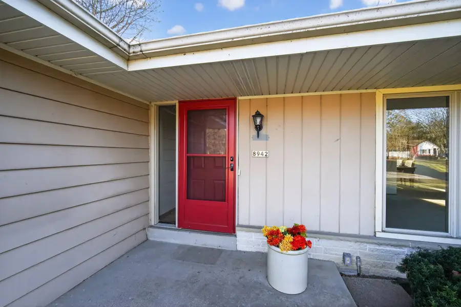 8942 N Silver Brook Ln, Brown Deer, WI 53223 - Image #2