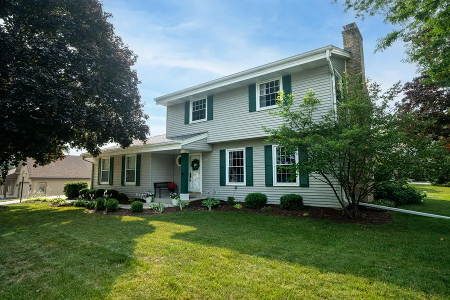 3009 W Renee Ct, Mequon, WI 53092 - Image #2