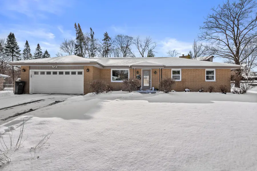 2621 S Seymour Pl, West Allis, WI 53227 - Image #2