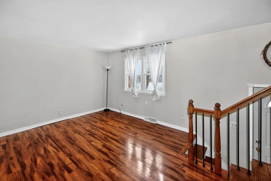 228 Wolf Dr, Dousman, WI 53118 - Image #2