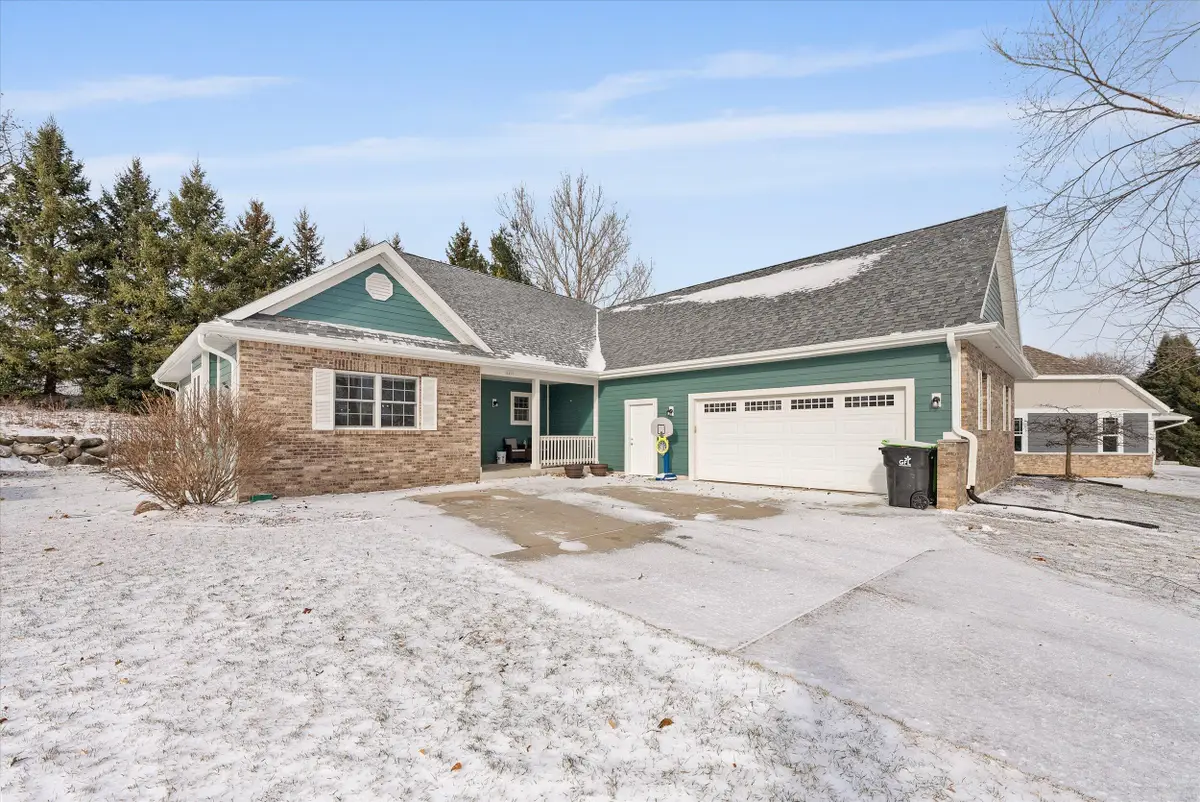 1457 Red Oak Dr, Hartford, WI 53027 - Image #1