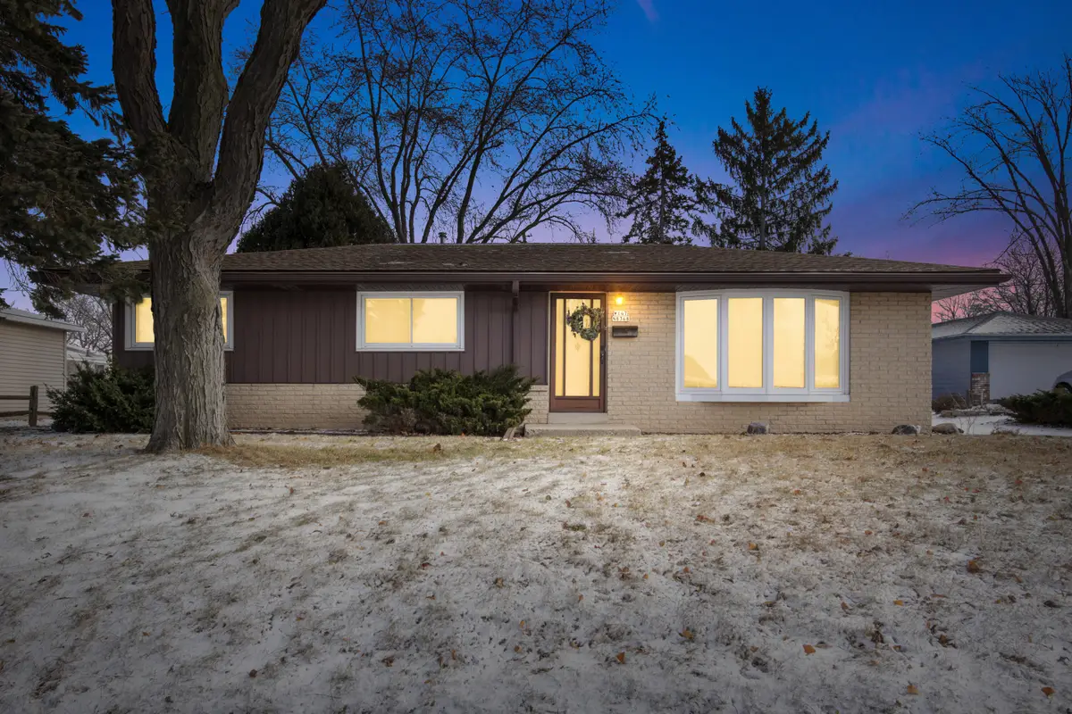 W147N8368 Manchester Dr, Menomonee Falls, WI 53051 - Image #1