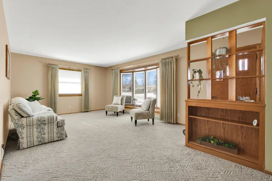 W147N8368 Manchester Dr, Menomonee Falls, WI 53051 - Image #2