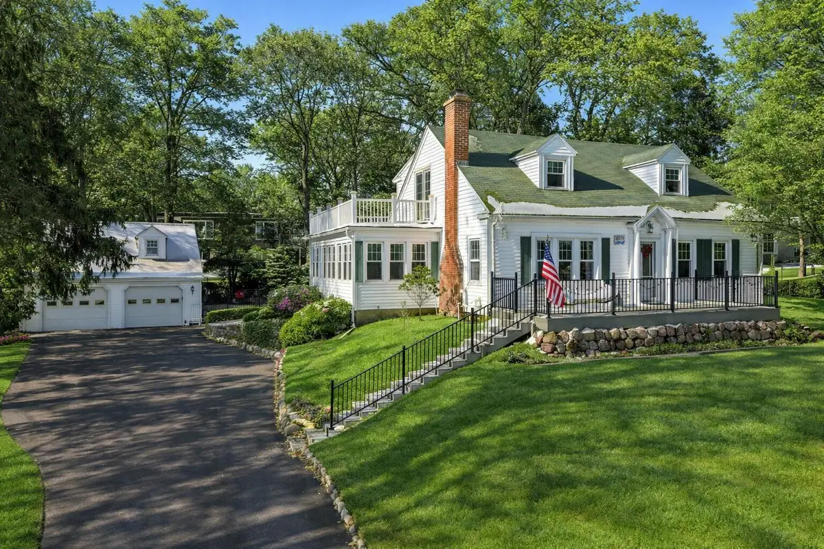 1076 Shabbona Dr, Fontana, WI 53125 - Image #1