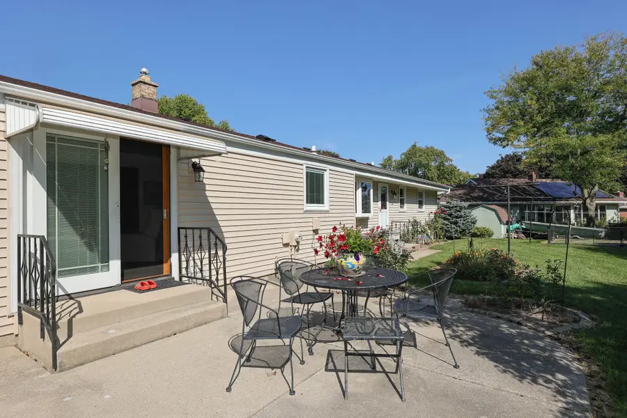 15035 W Kingsway Dr, New Berlin, WI 53151 - Image #3