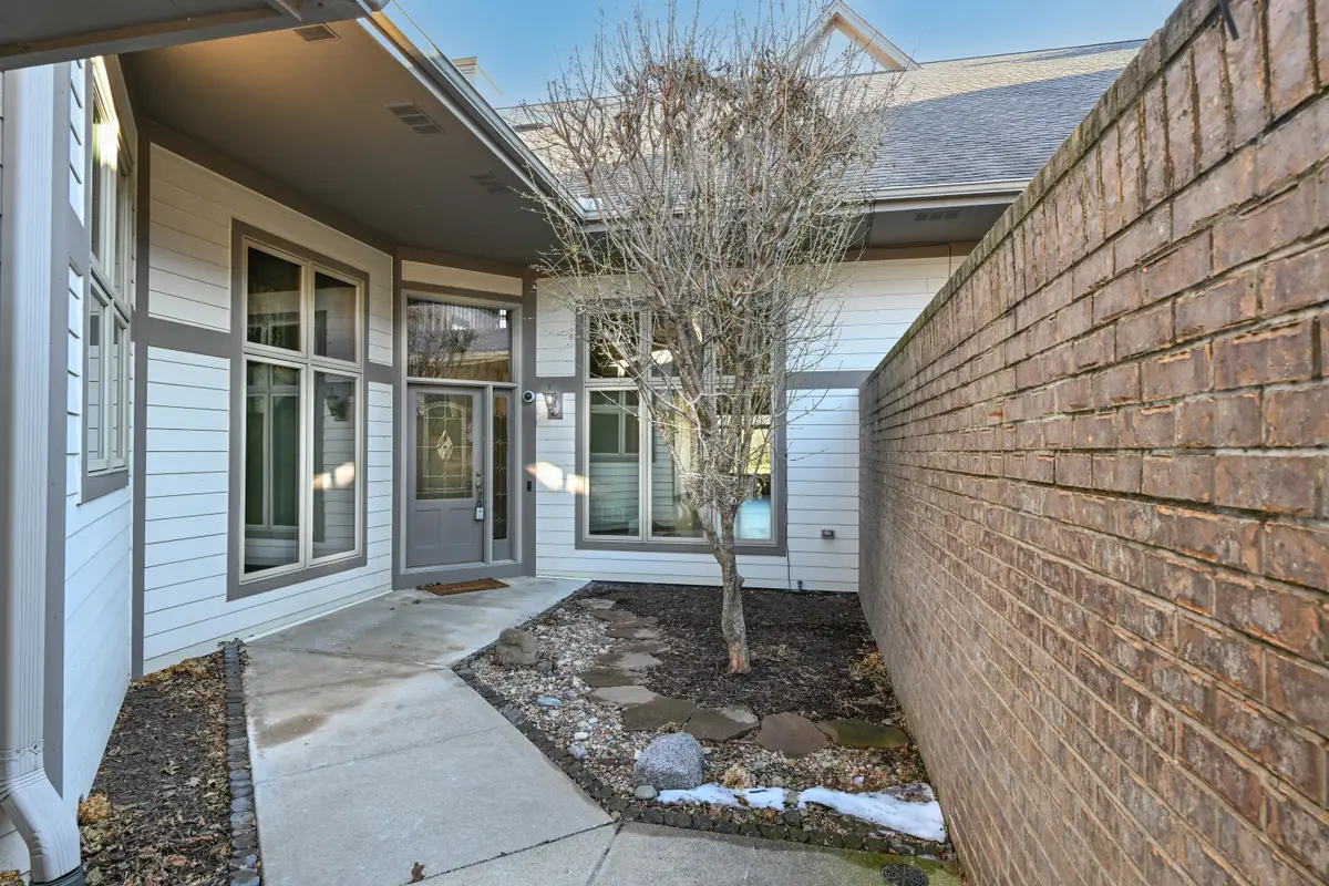 7513 W Tuckaway Pines Cir, Franklin, WI 53132 - Image #1