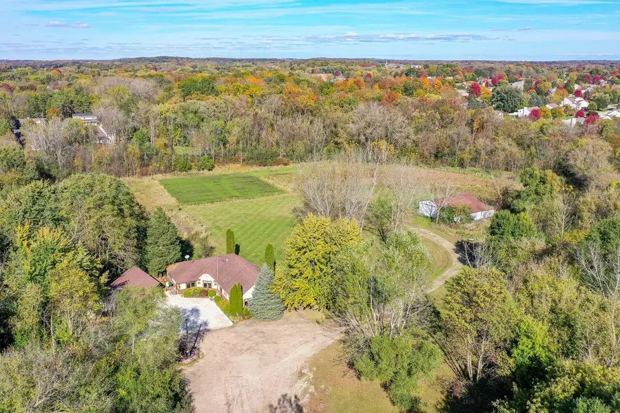 W179S8246 Pioneer Dr, Muskego, WI 53150 - Image #2