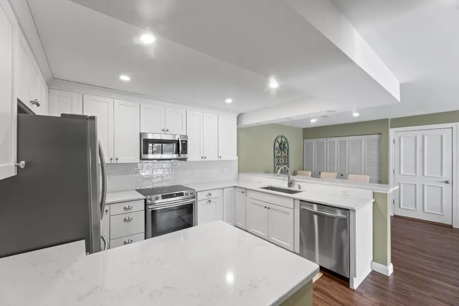 321 Park Hill Dr, Pewaukee, WI 53072 - Image #3