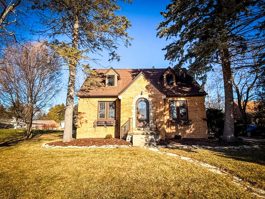 424 W Luebbe Ln, Glendale, WI 53217 - Image #2