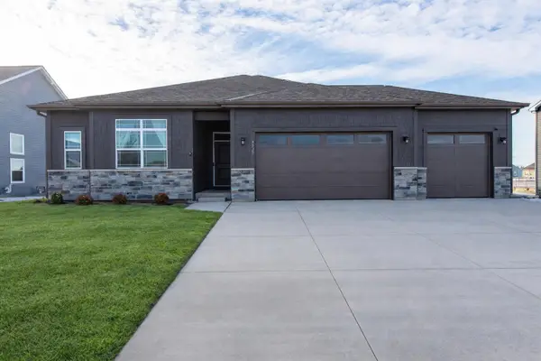 9029 Creekside Cir, Pleasant Prairie, WI 53158