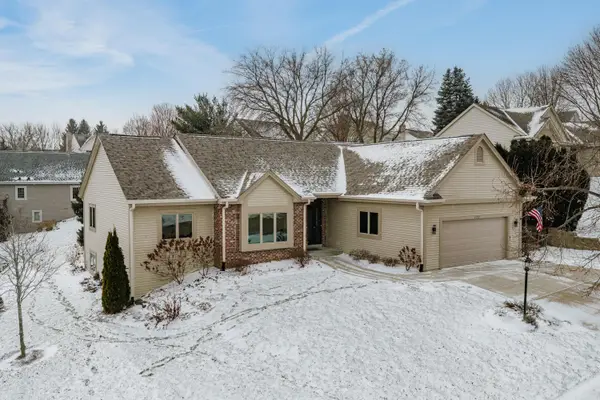 2707 Fox Hill Dr, Waukesha, WI 53189