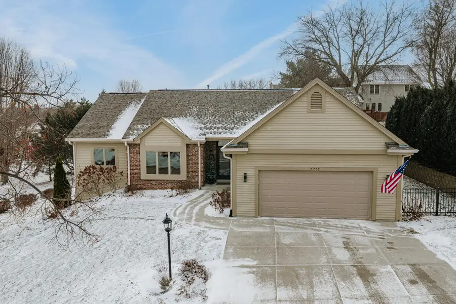 2707 Fox Hill Dr, Waukesha, WI 53189 - Image #2