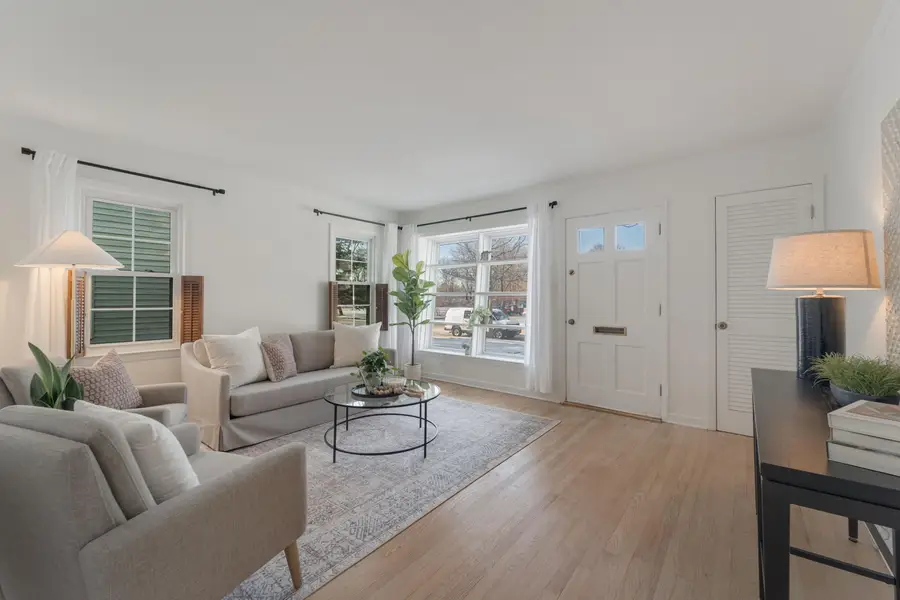 4706 N Hollywood Ave, Whitefish Bay, WI 53211 - Image #3