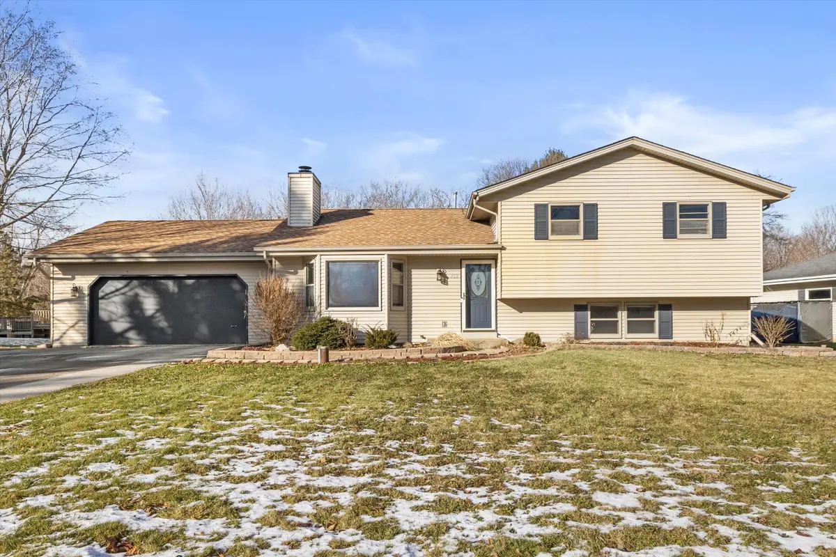 702 Fox Knoll Dr, Rochester, WI 53185 - Image #1