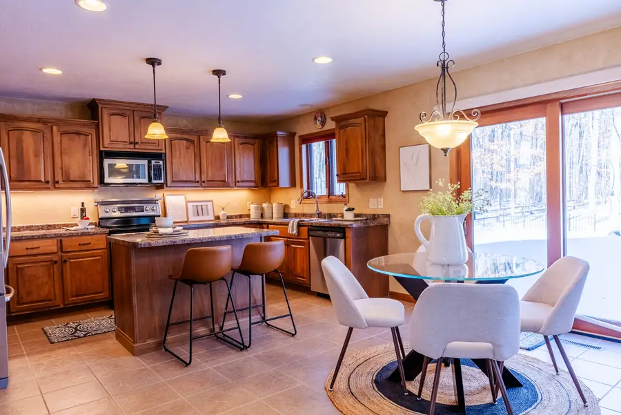 1060 Tahoe Ct, Menasha, WI 54952 - Image #3