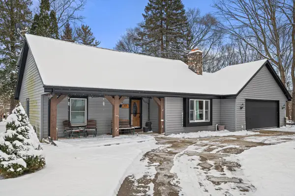 W220N2612 Maplewood Ln, Pewaukee, WI 53186