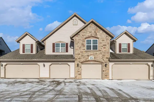 2252 W Vista Bella Dr, Oak Creek, WI 53154