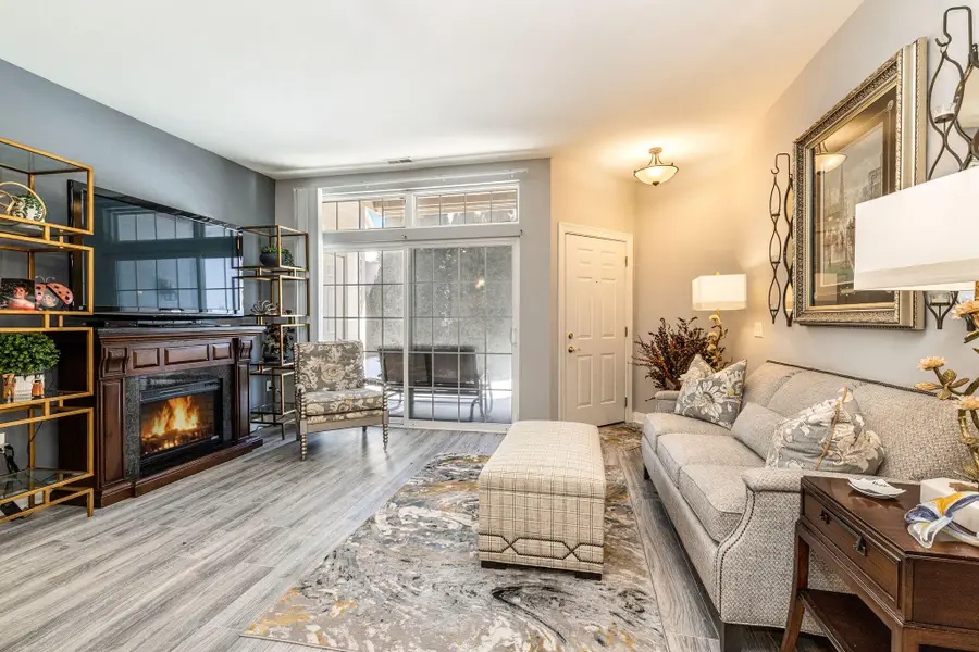 2252 W Vista Bella Dr, Oak Creek, WI 53154 - #2