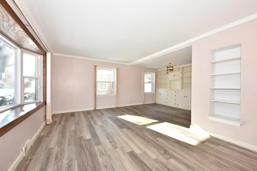 4949 N Berkeley Blvd, Whitefish Bay, WI 53217 - Image #2