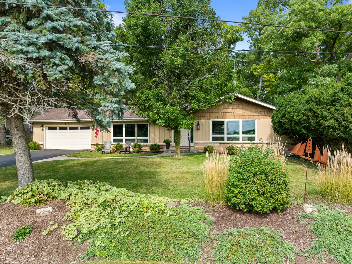 946 Shabbona Dr, Fontana, WI 53125 - Image #1