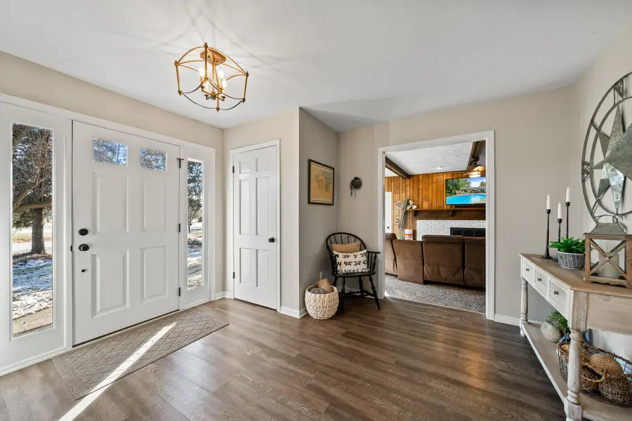 946 Shabbona Dr, Fontana, WI 53125 - Image #2