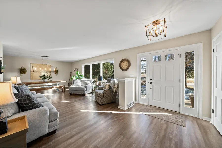 946 Shabbona Dr, Fontana, WI 53125 - Image #3