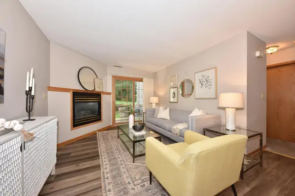 18575 Brookfield Lake Dr, Brookfield, WI 53045