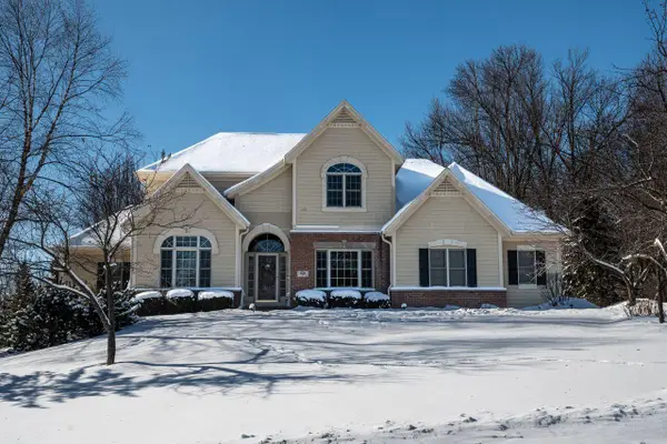 631 Stepping Stone Way, Pewaukee, WI 53072