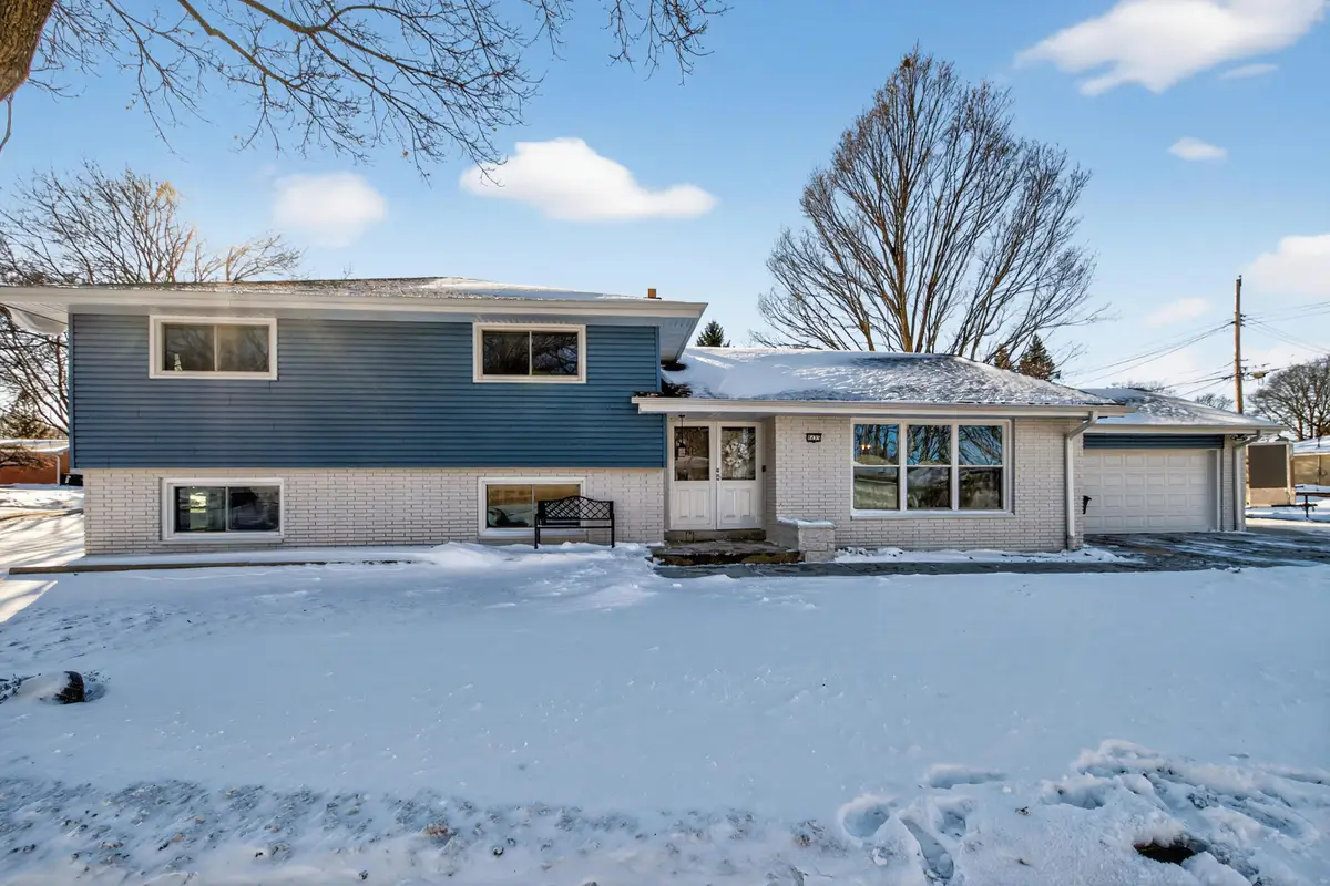 9605 W Fiebrantz Ave, Wauwatosa, WI 53222 - Image #1